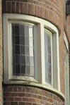 Detail gevel, met glas-in-loodruitjes.
              <br/>
              Gert-Jan Lobbes, 2016